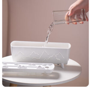 Pouring water into the 280ml water tank of the Yminigo V72 Yuanshan humidifier